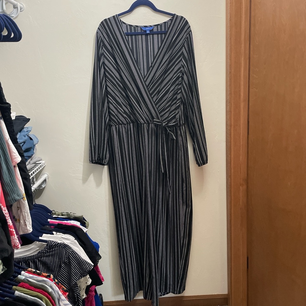 Apt. 9 Black and White V-Neck Long Sleeve Jumpsuit